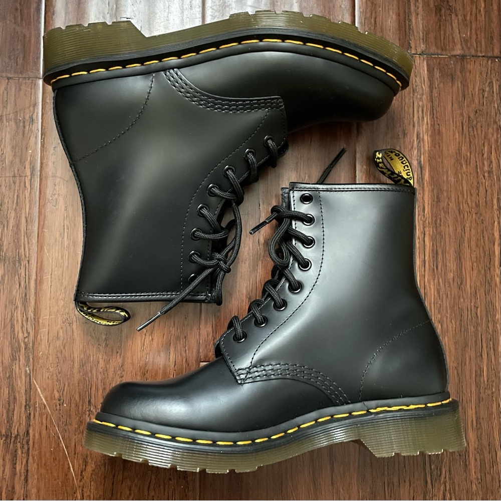 NWT Dr. Martens Women's 1460 Smooth Leather Lace Up Boots Sz 7 Black - Picture 1 of 10